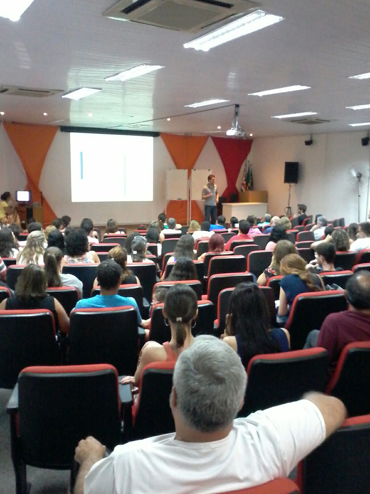 Auditório com público durante palestra